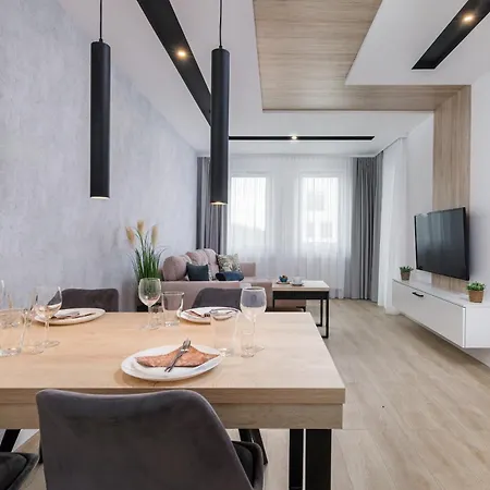 Cozy With Balcony Close To The By Renters Apartamento *