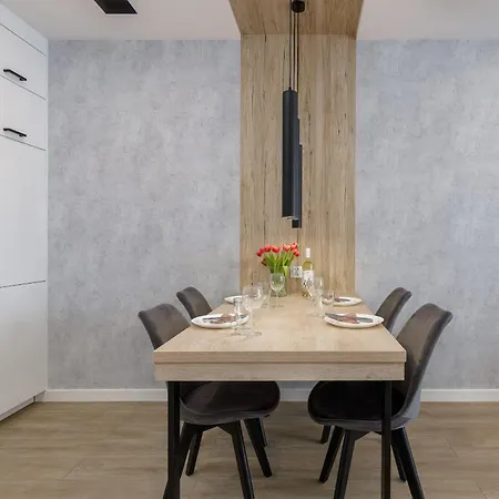 公寓 Cozy With Balcony Close To The By Renters *