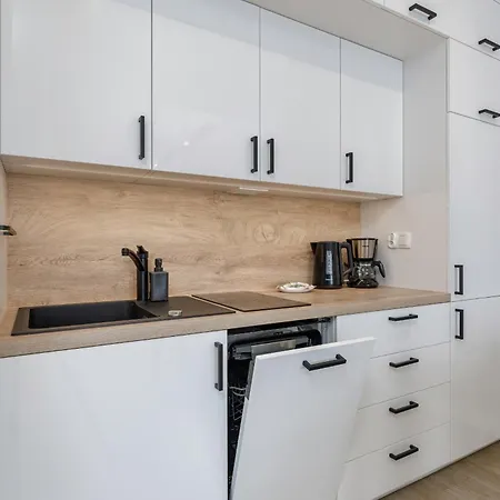 Cozy With Balcony Close To The By Renters