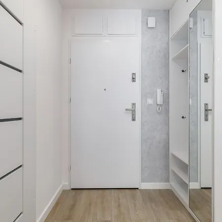 Cozy With Balcony Close To The By Renters Apartamento